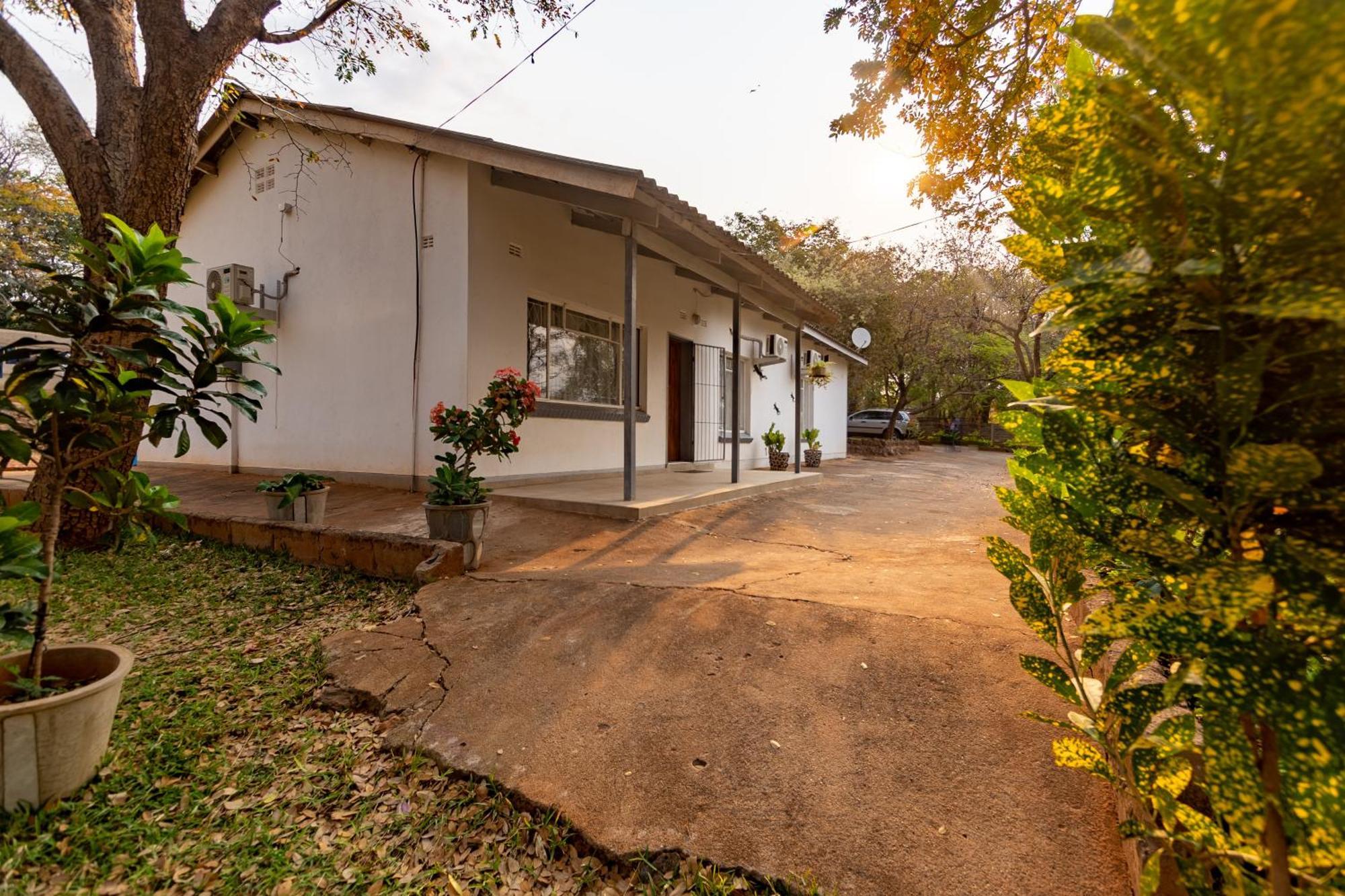 Wood Road Guest Lodge Victoria Falls Eksteriør billede