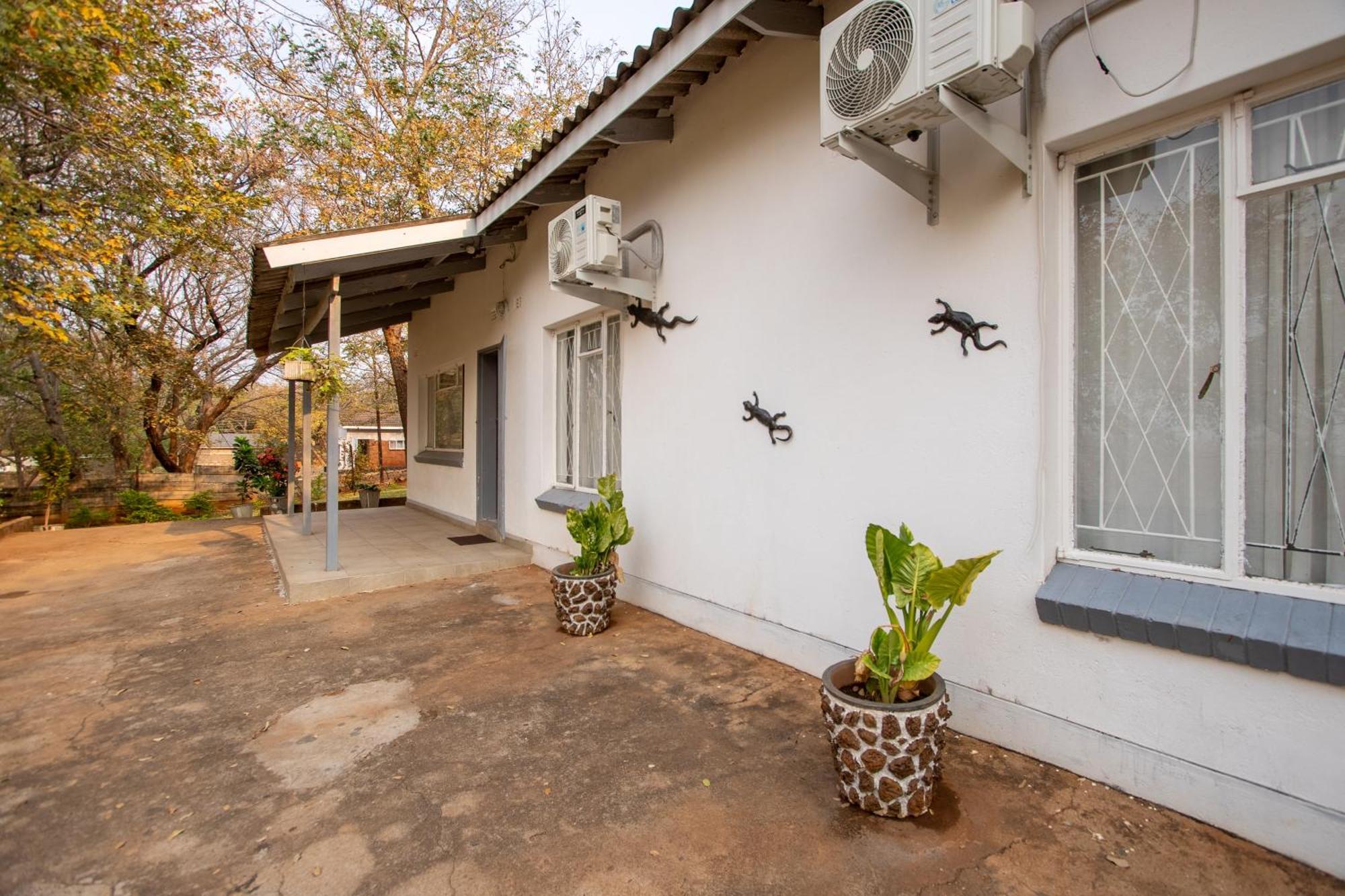 Wood Road Guest Lodge Victoria Falls Eksteriør billede