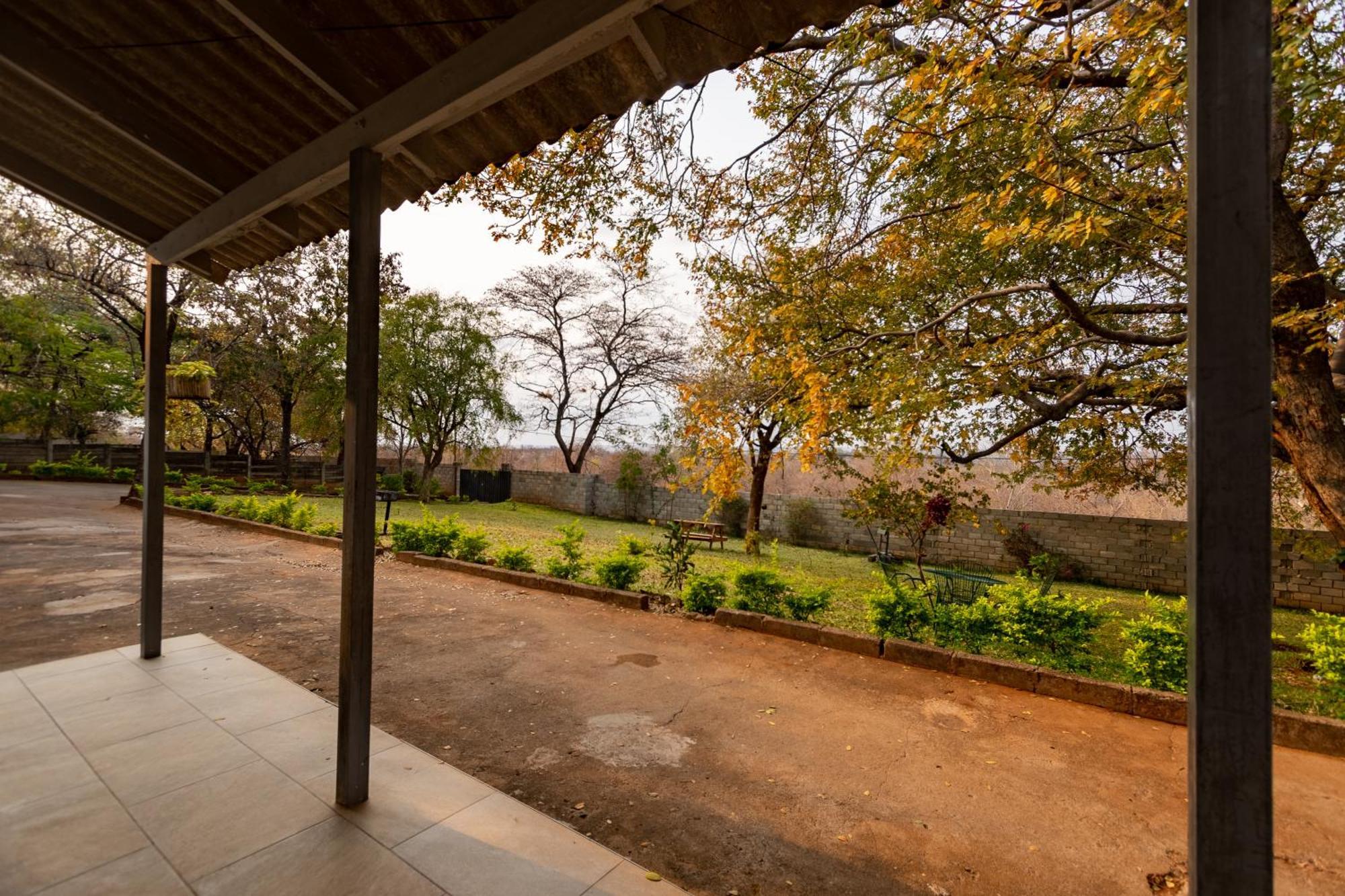 Wood Road Guest Lodge Victoria Falls Eksteriør billede