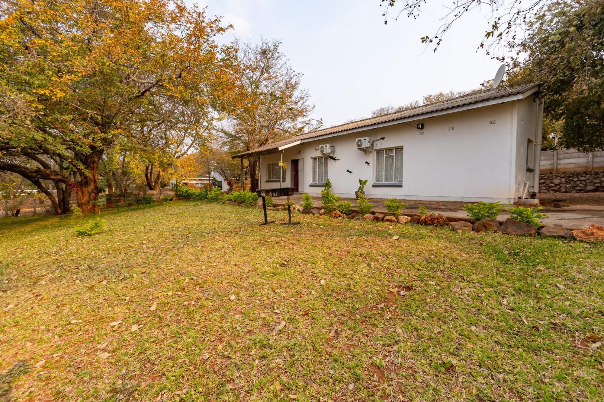 Wood Road Guest Lodge Victoria Falls Eksteriør billede