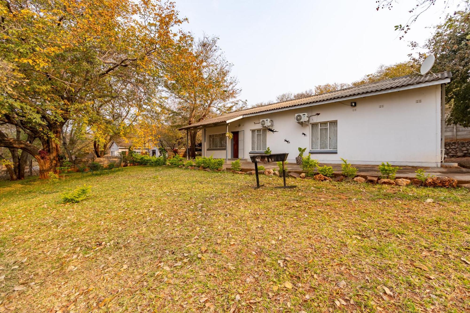 Wood Road Guest Lodge Victoria Falls Eksteriør billede