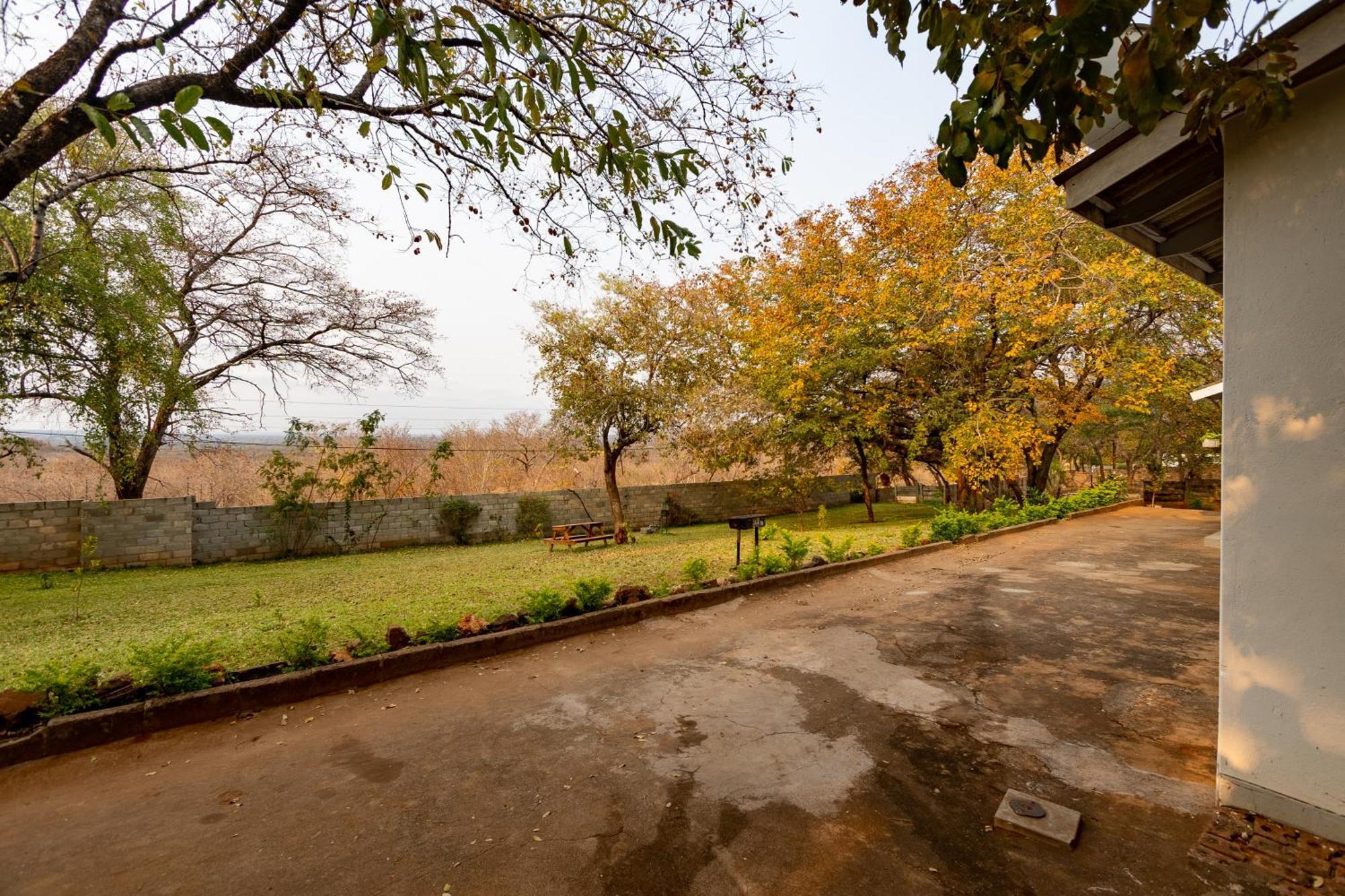 Wood Road Guest Lodge Victoria Falls Eksteriør billede
