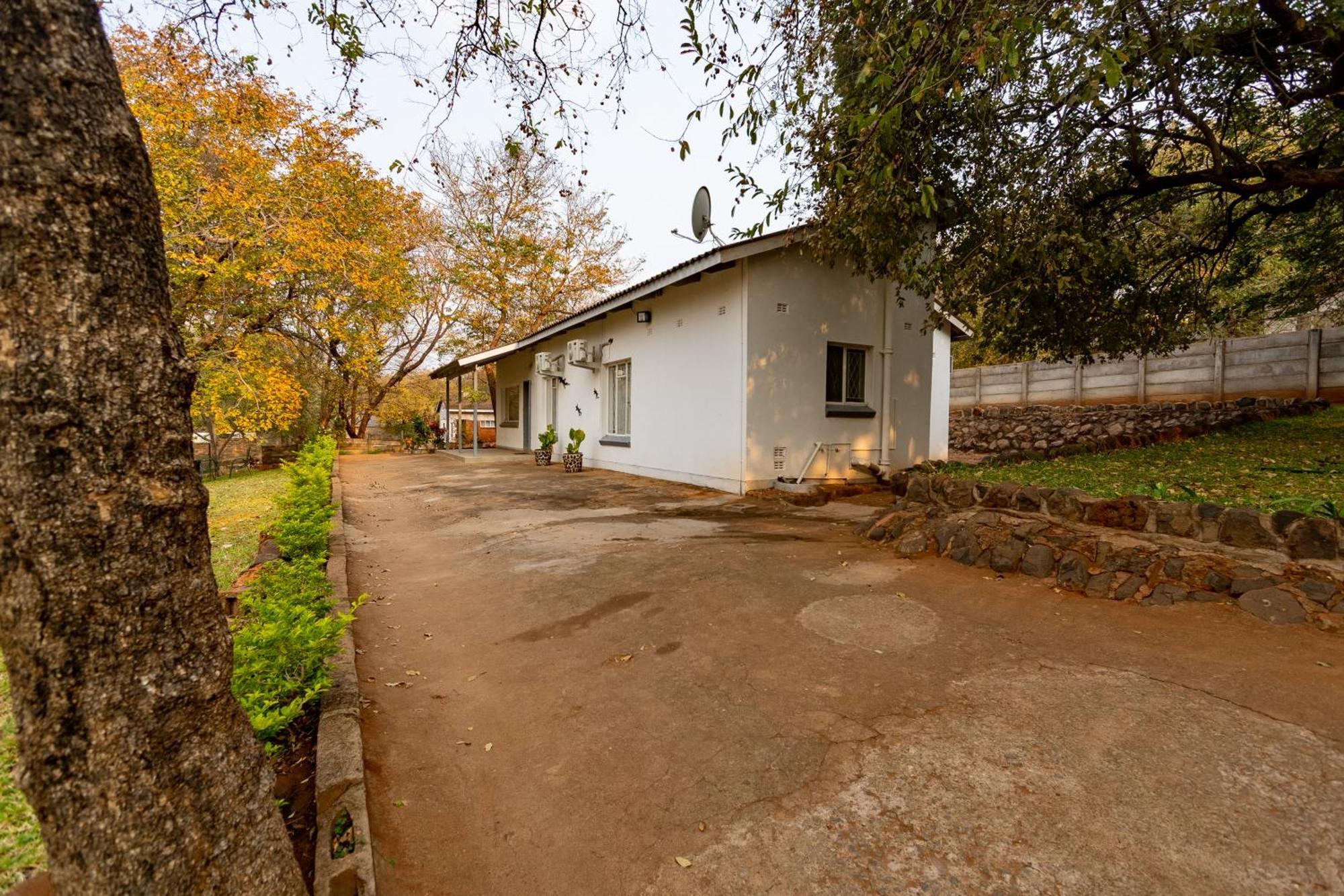 Wood Road Guest Lodge Victoria Falls Eksteriør billede