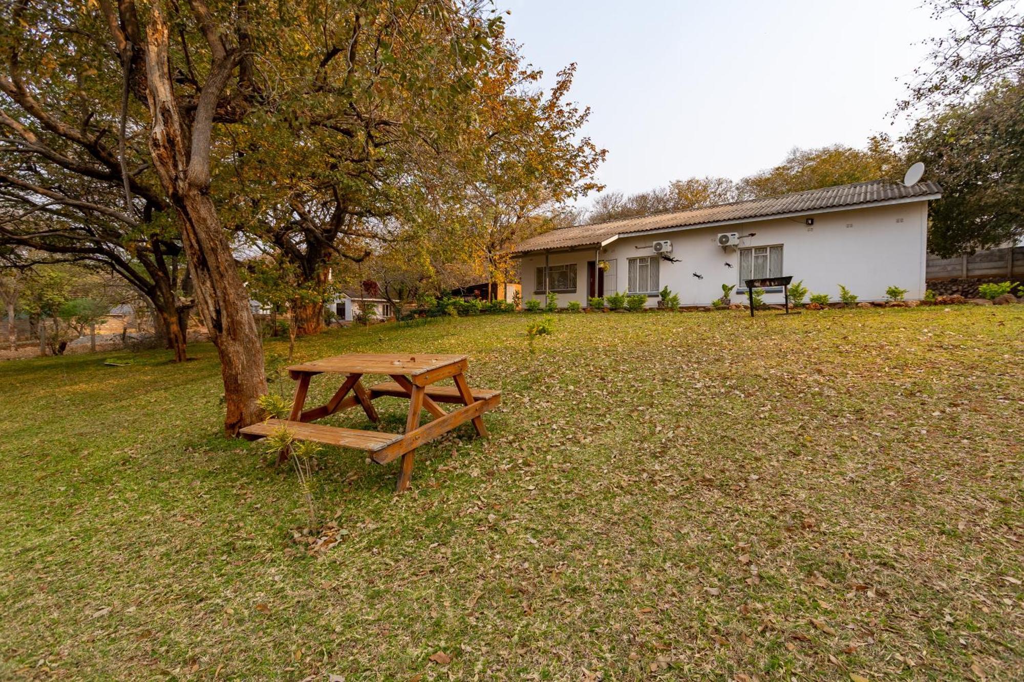 Wood Road Guest Lodge Victoria Falls Eksteriør billede