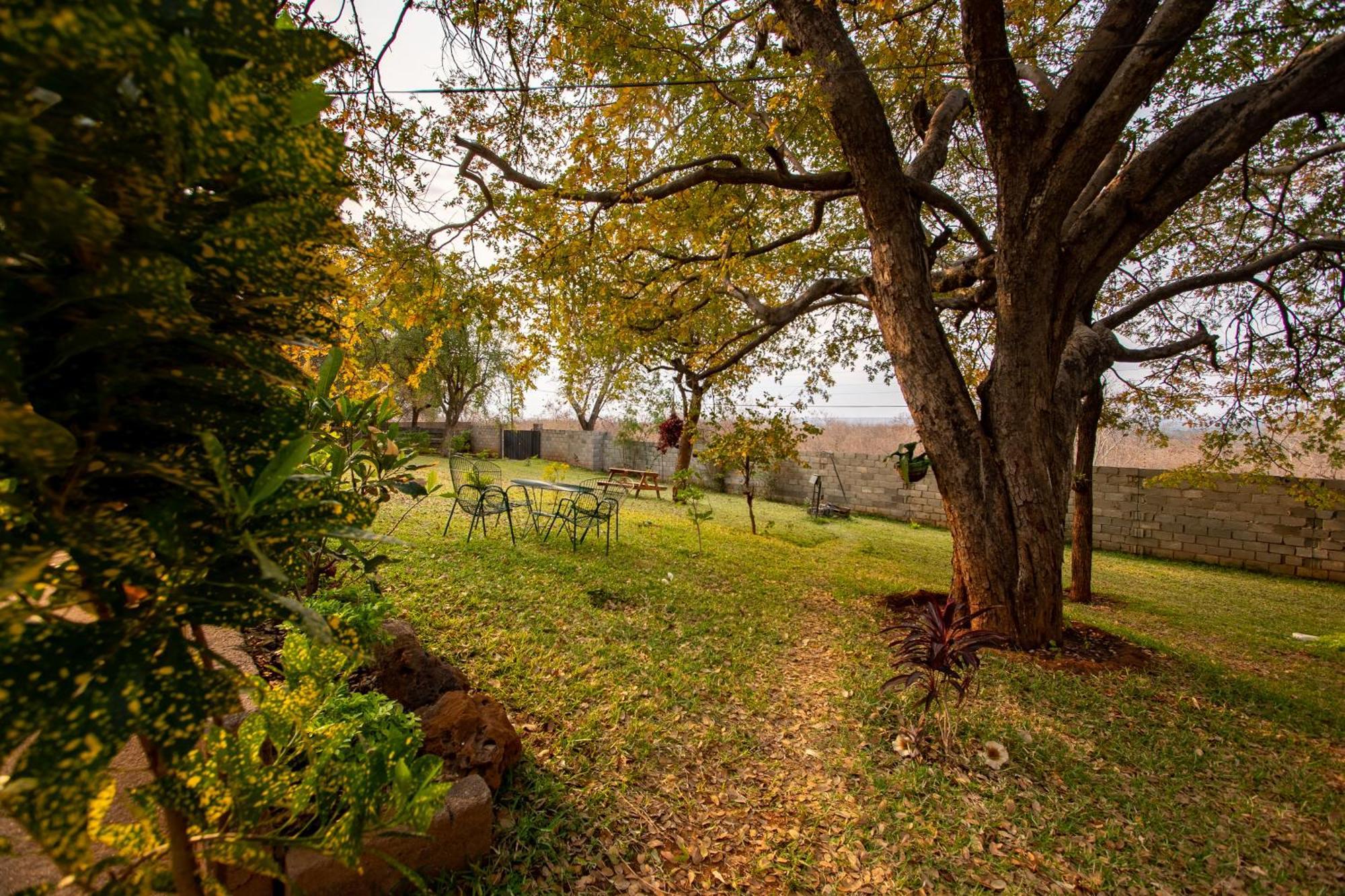 Wood Road Guest Lodge Victoria Falls Eksteriør billede